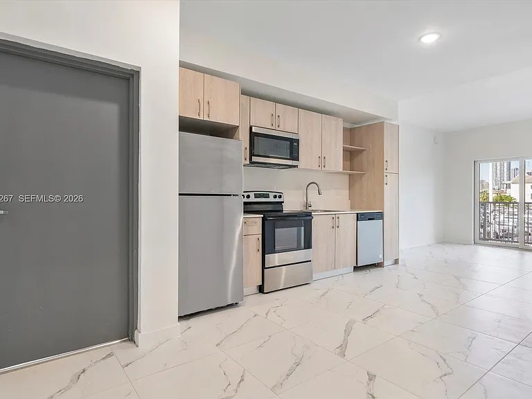 420 SW 7th Ave #204 — Photo 4