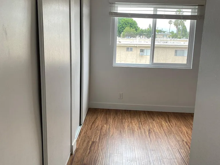 8512 Balboa Blvd #11 — Photo 13