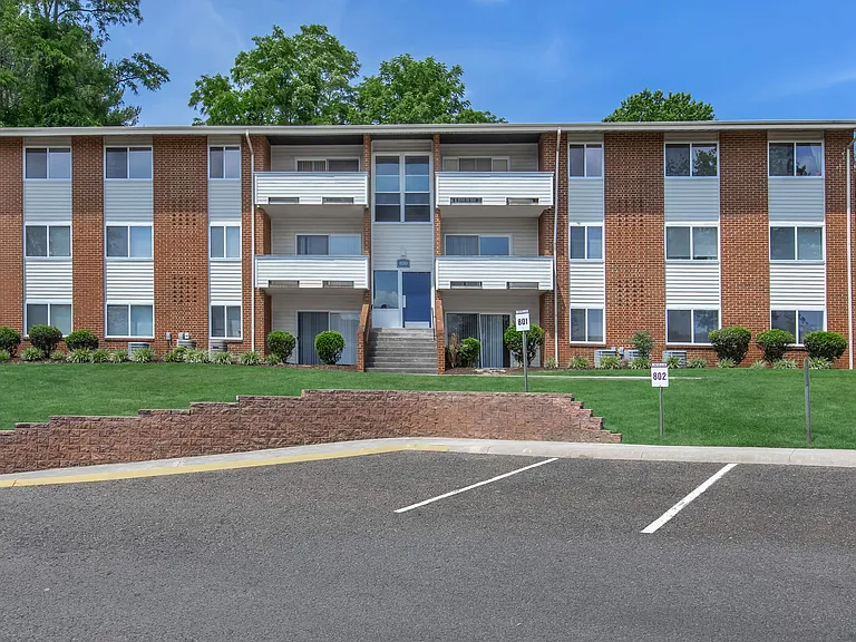 Windsor Hills Apartments — Photo 7