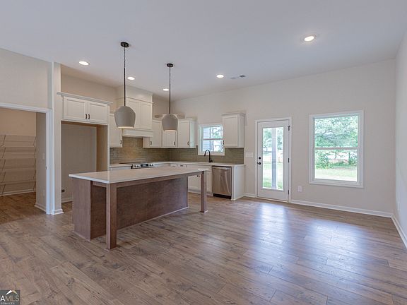 5th image of 123 Hidden Meadows Dr