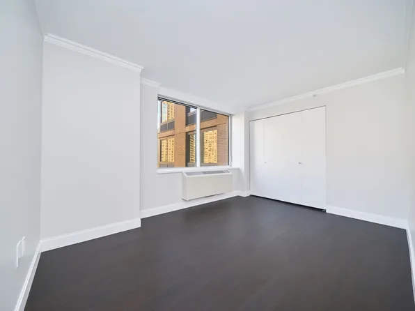 160 Riverside Boulevard image 10 of 14