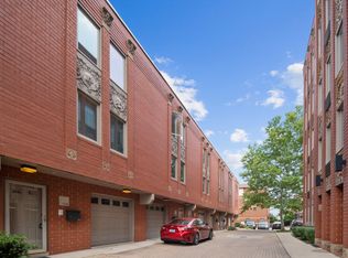 1044 Susan Collins Ln, Oak Park, IL 60302