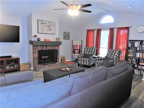 3rd image of 1102 Cardinal Oaks Dr