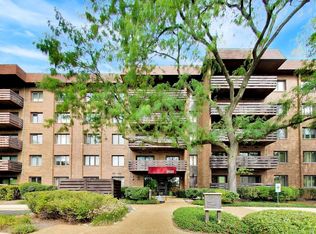 2020 Chestnut Ave APT 109, Glenview, IL 60025