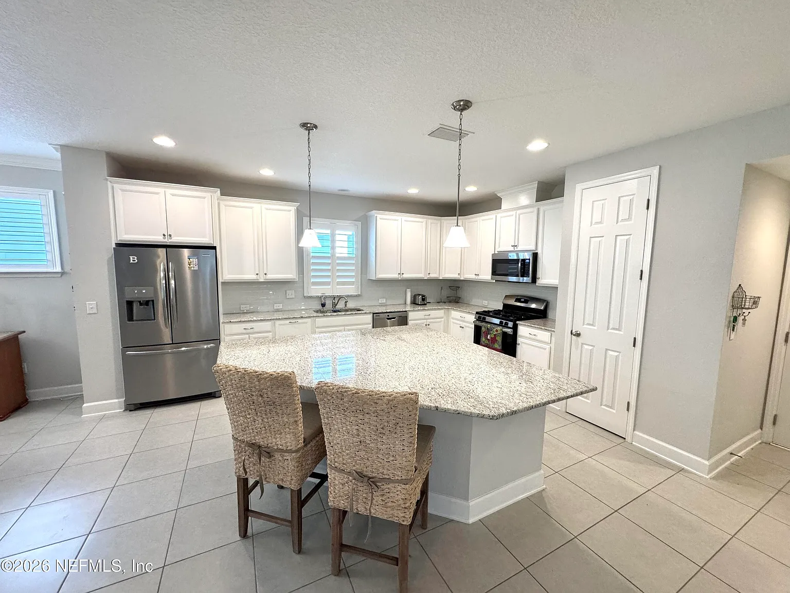 3 bed, 2.0 bath, 2065 sqft, $3,500 — Photo 2