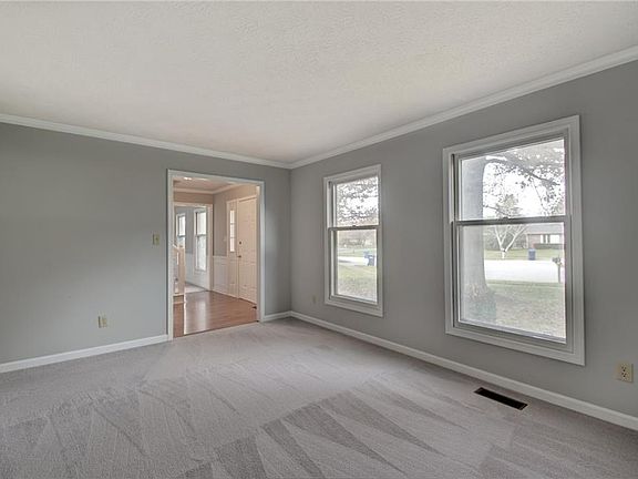 4th image of 408 Moorgate Ct
