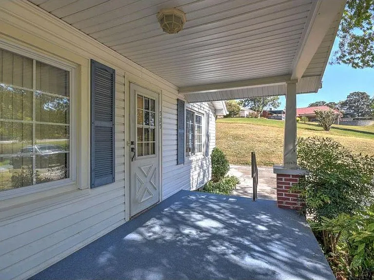 525 Meadow Brook Ave — Photo 2