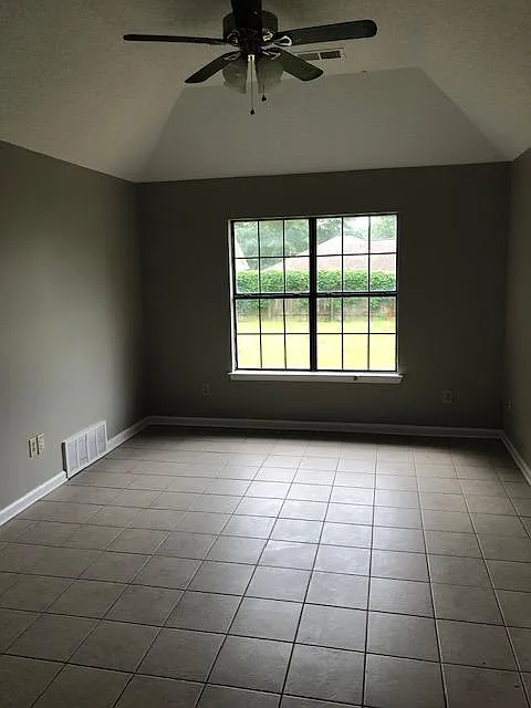 3 bed, 1114 sqft, $1,600 — Photo 4