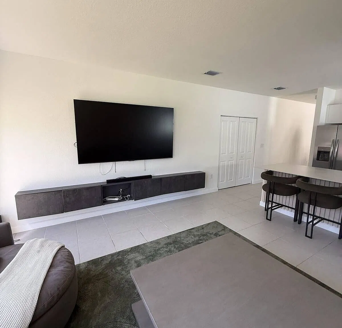 4 bed, 3.0 bath, 2265 sqft, $4,000 — Photo 3