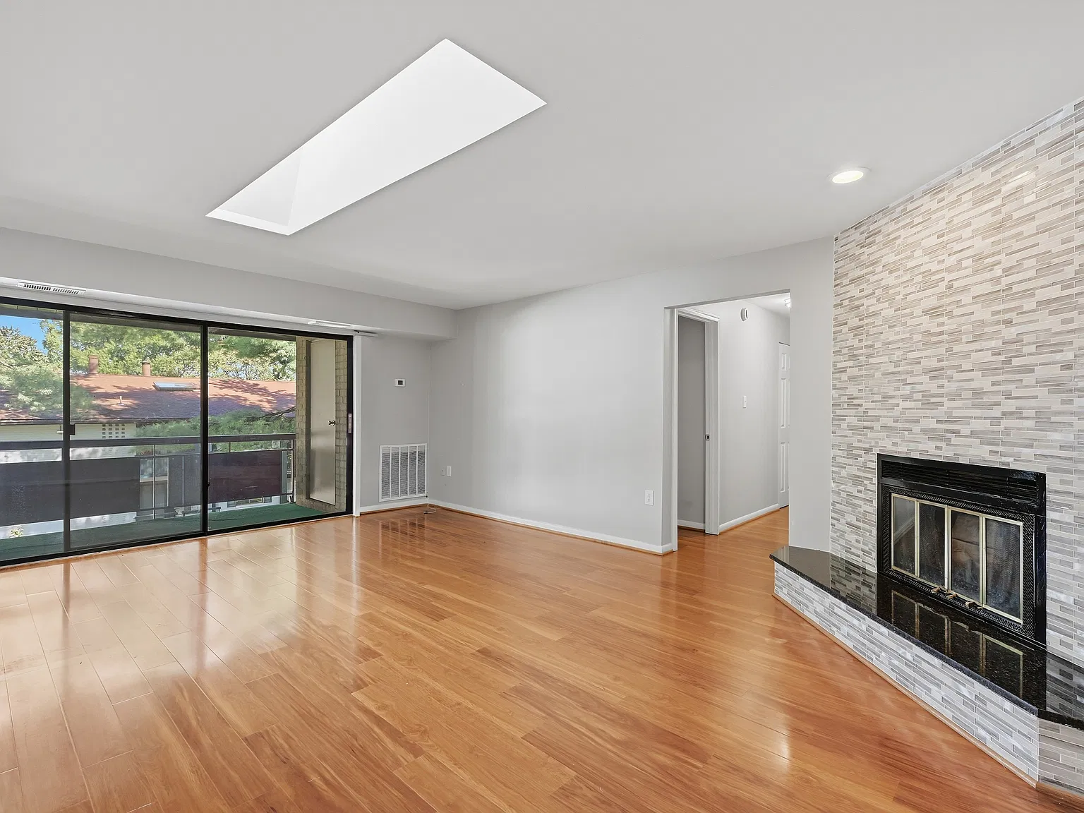 2 bed, 1002 sqft, $2,495 — Photo 2