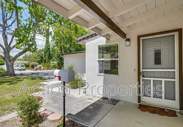 1125 Burgoyne St — Photo 3