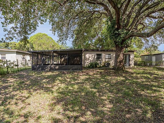 3rd image of 136 Country Club Cir