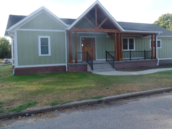 606 S Franklin St, Bloomfield, IN 47424