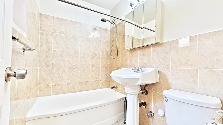 Sold by Bizzarro Agency | media 6