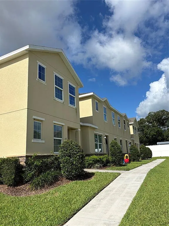 3 bed, 2.5 bath, 1612 sqft, $1,890 — Photo 2