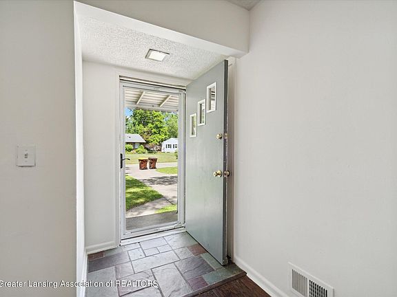 4th image of 2751 Brentwood Ave