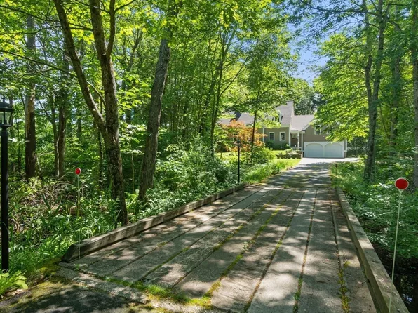 2 Woodcrest Dr, West Newbury, MA 01985