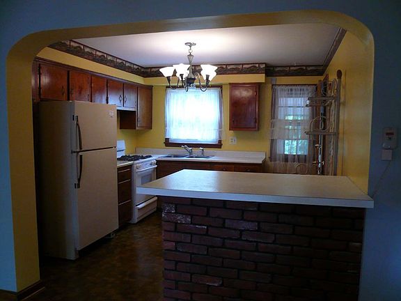 Kit. w/Breakfast Bar!