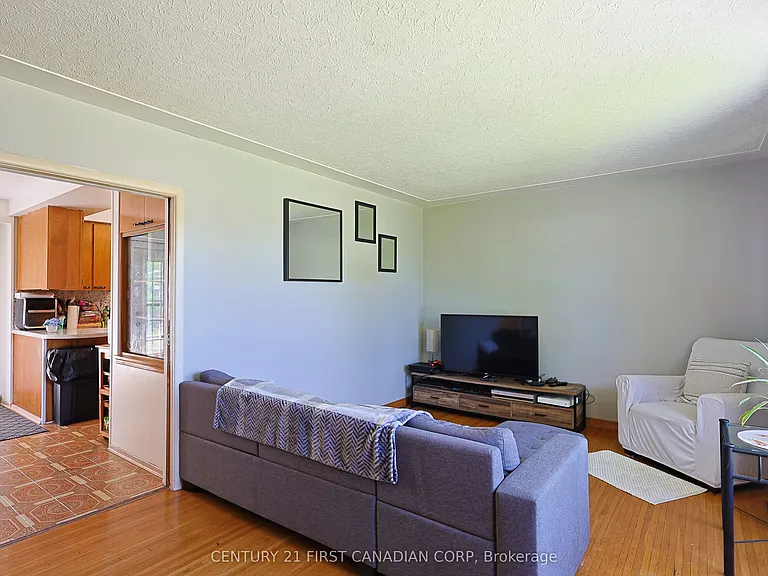 268 Burlington Cres — Photo 2