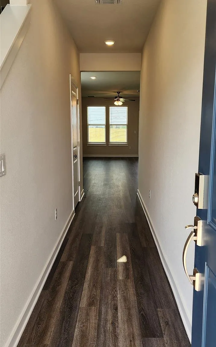 4 bed, 2.5 bath, 1705 sqft, $2,399 — Photo 4