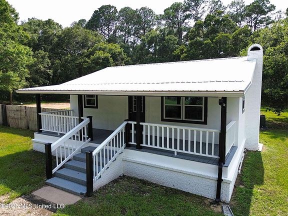 3rd image of 8013 Victoria Dr