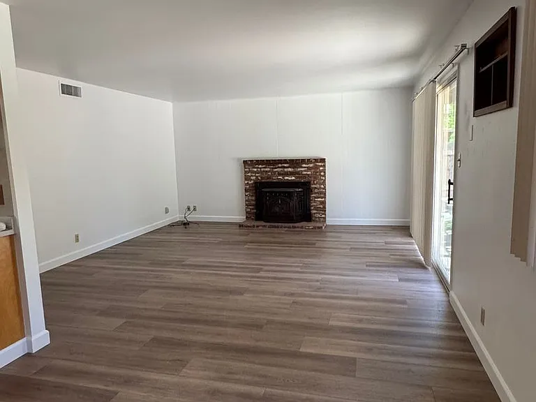 1214 Cornell Dr — Photo 2