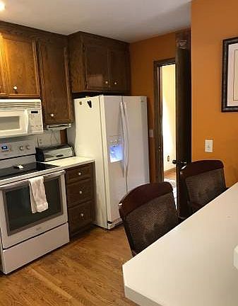 2nd image of 410 Queensland Ln N