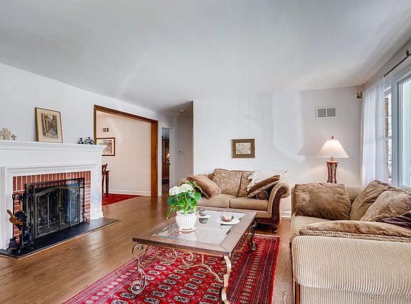 3rd image of 723 Ouilmette Ln