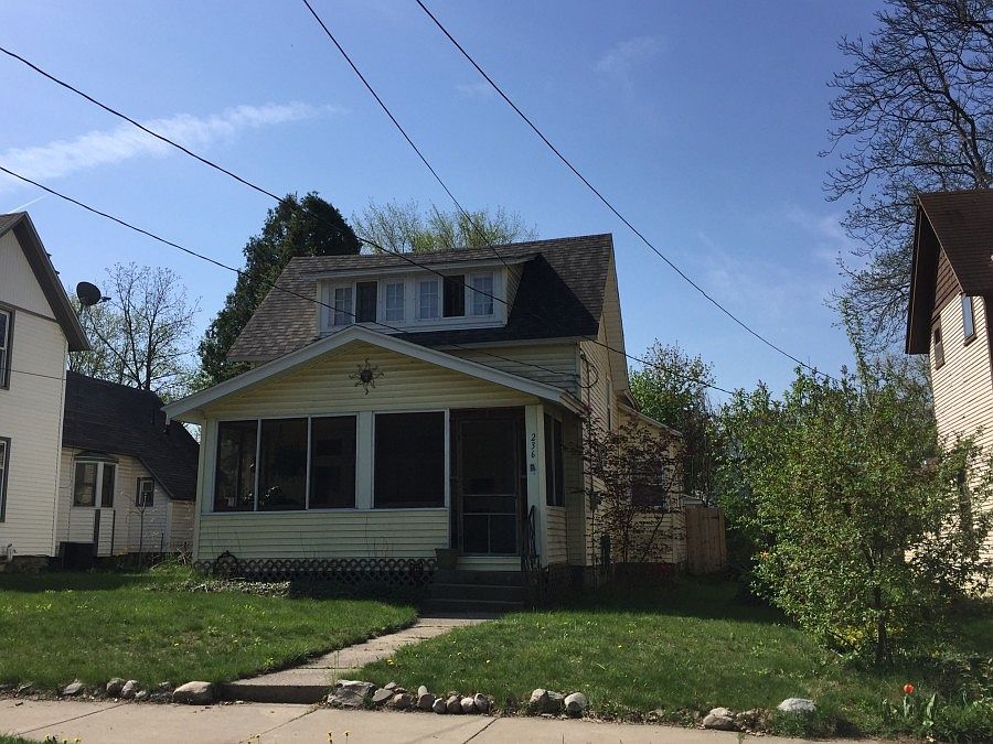 2nd image of 236 Palmer St NE