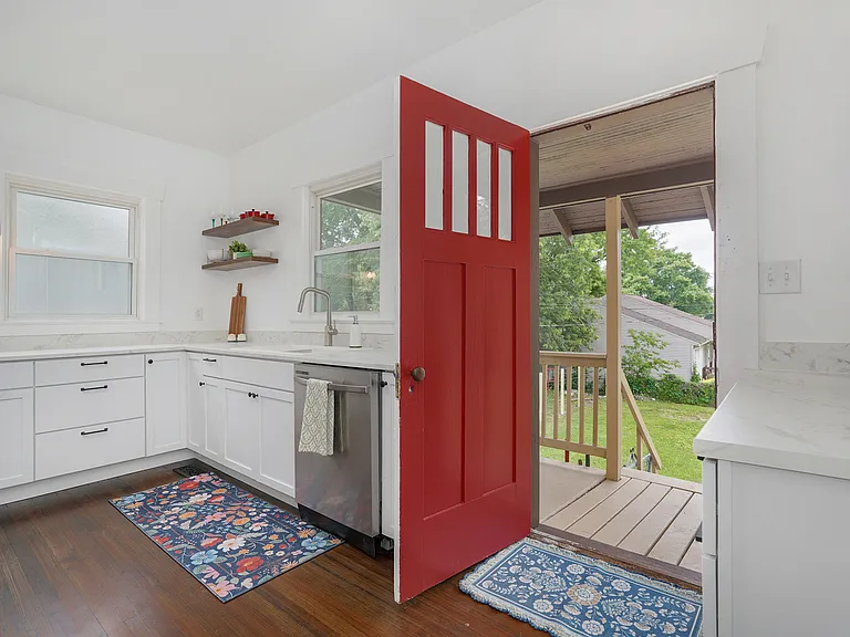 412 E Walker St — Photo 24