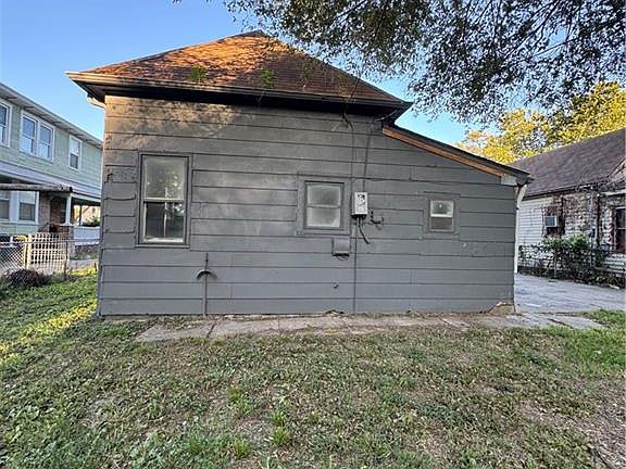 4th image of 818 N Montgall Ave