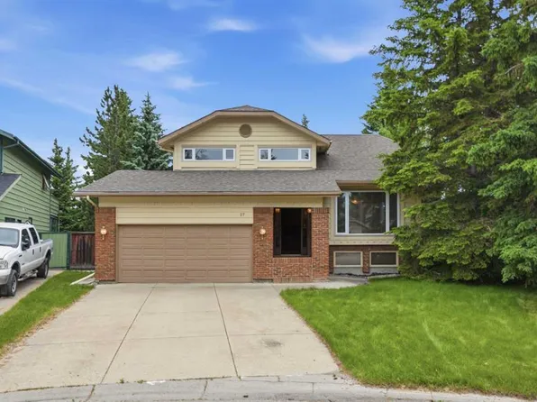 27 W Woodgreen Pl SW, Calgary, AB T2W 4A3