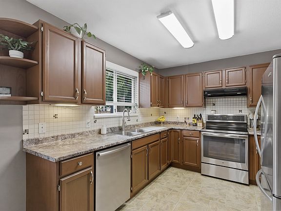 4th image of 20492 Walnut Cres