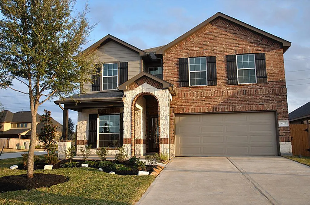4 bed, 2.5 bath, 2688 sqft, $2,450 — Photo 1