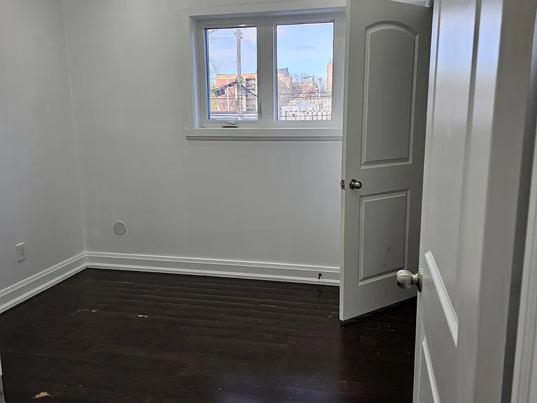 924 Danforth Ave #2 — Photo 11