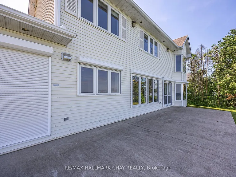 2653 Leonard St — Photo 36