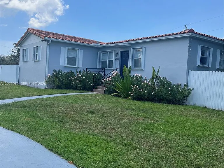 8370 SW 27th Ln — Photo 3