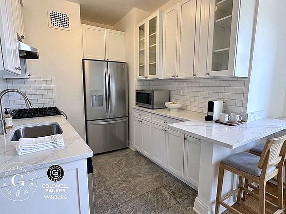 3rd image of 305 E 72nd St #10A