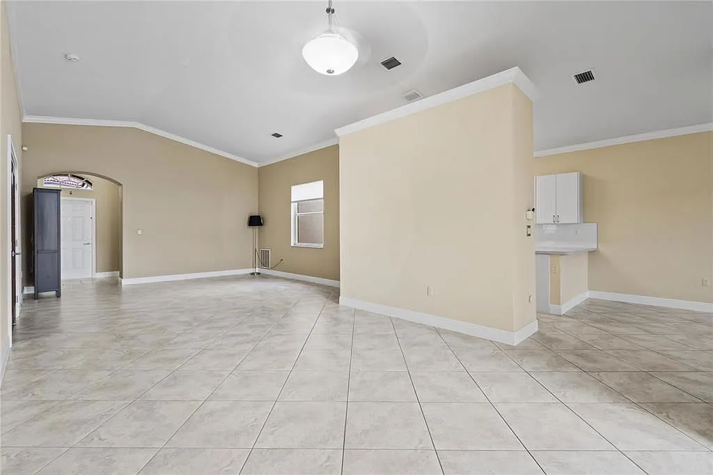 3 bed, 2.0 bath, 1739 sqft, $3,700 — Photo 2