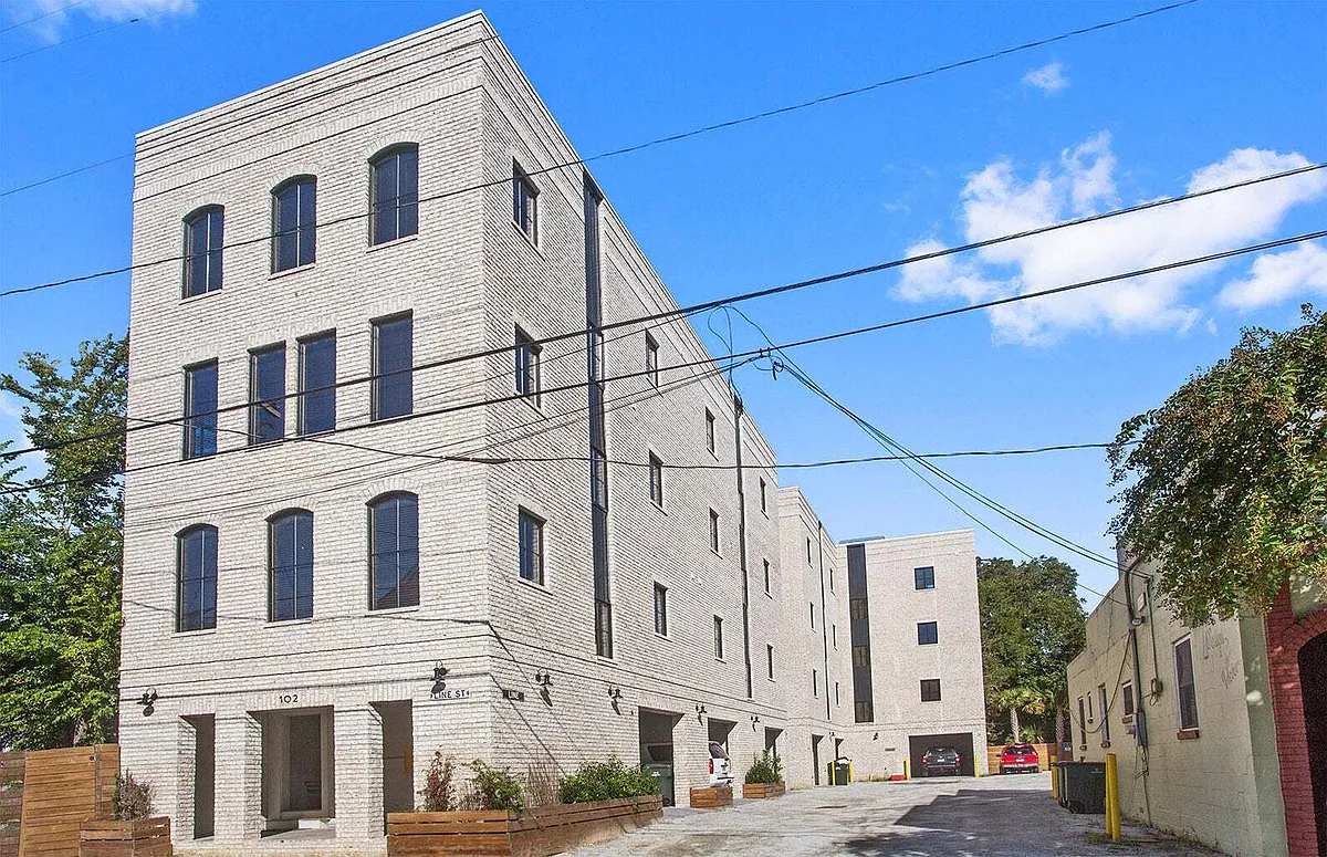 Building Photo - 102 Line St