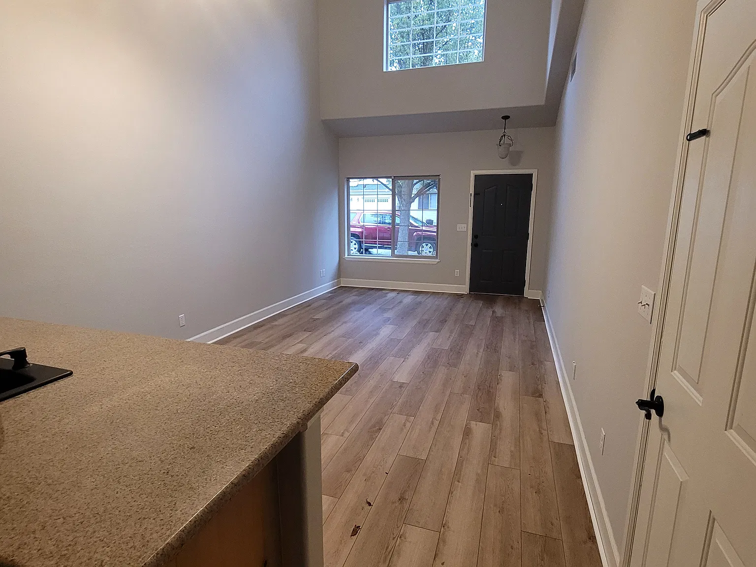 3 bed, 2.5 bath, 1342 sqft, $2,000 — Photo 2