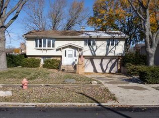 24 Sunset Dr, Cary, IL 60013