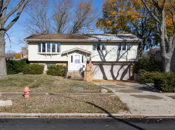 24 Sunset Dr, Cary, IL 60013