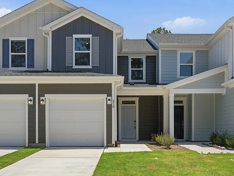 210 Parker Ln — Photo 3