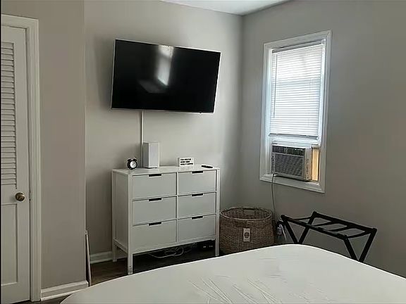 3rd image of 166 Fairlawn Ave Floor 1