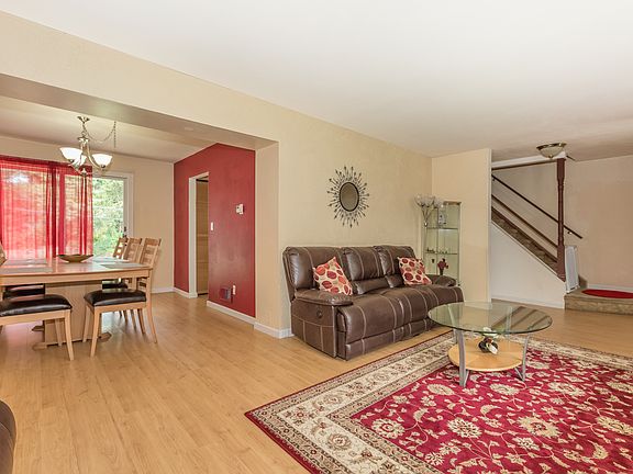 3rd image of 28 Schuyler Dr
