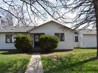 806 Oak St, Lena, IL 61048