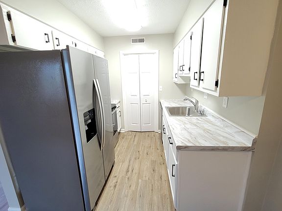 5th image of 1070 Oakgrove Ct APT 2