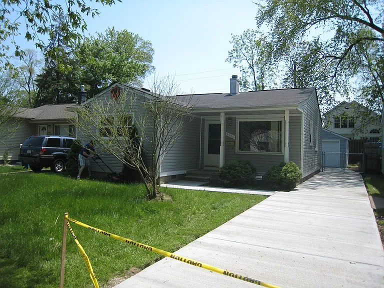 1370 E Chesterfield St — Photo 1