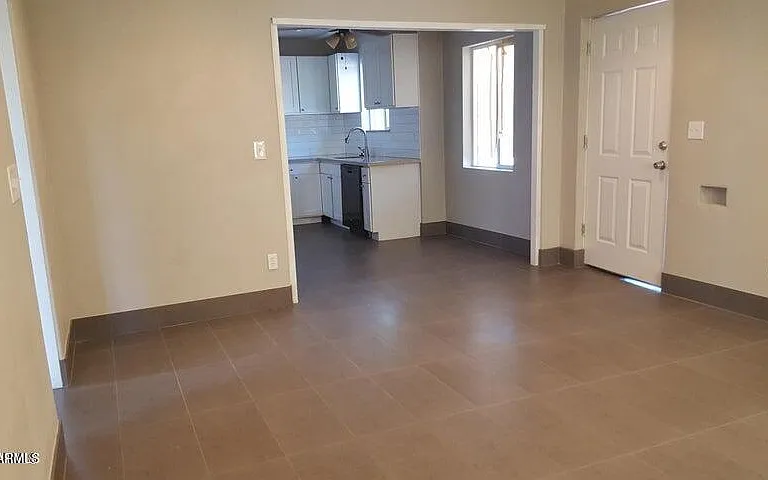 709 E Weldon Ave — Photo 3
